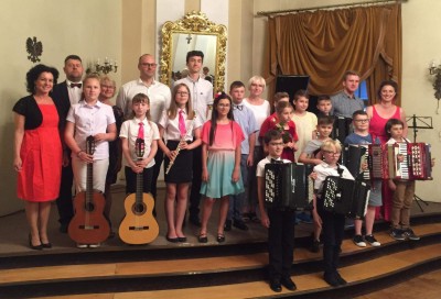 2-Pamiątkowa fotografia występujących na koncercie uczniów wraz z pedagogami i Burmistrzem Kłodzka Michałem Piszko.jpg
